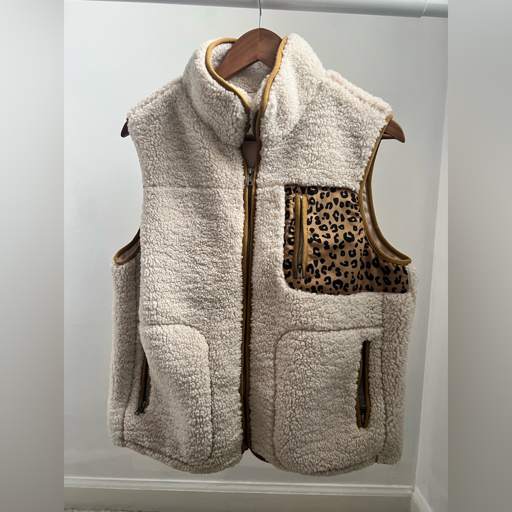 Sherpa vest with cheetah print accent